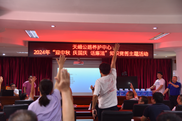 活动现场——竞答环节.JPG im电竞