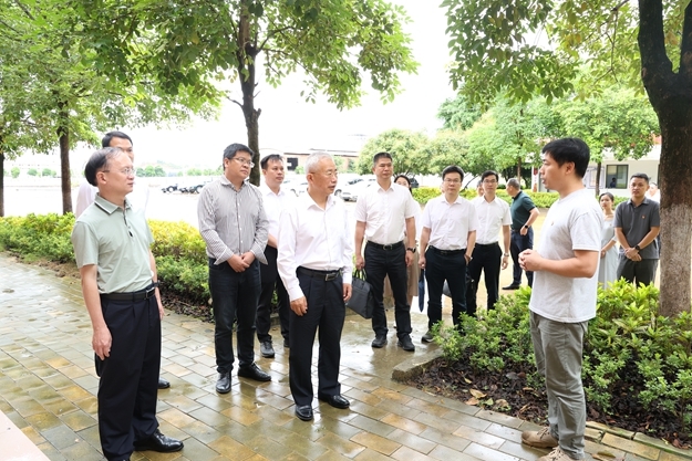 625刘可一行在物流运输企业了解物流运输企业运行发展等有关情况。.jpg im电竞