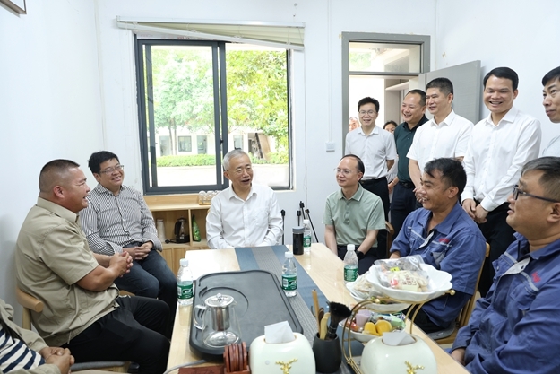 625刘可一行与物流运输企业货车司机面对面交流。.jpg im电竞