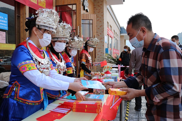 志愿625服务者身着少数民族服饰在龙胜服务区为司乘人员送上安全行车指南、疫情防控指南、福字等.jpg im电竞