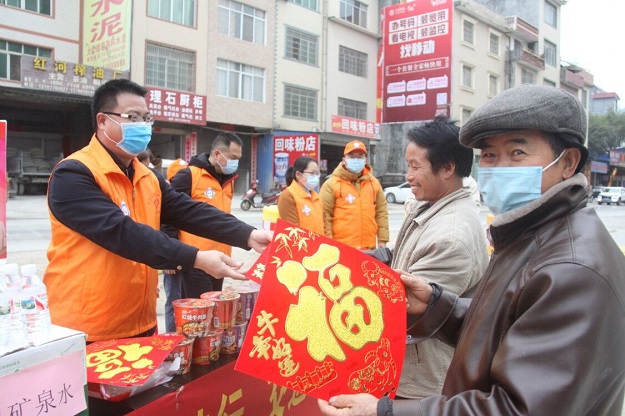 625图为东兰公路养护中心青年志愿者为返乡人员赠送“福”字。.jpg im电竞