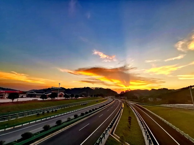 阳朔至鹿寨高速公路1.jpg im电竞