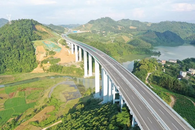 阳朔至鹿寨高速公路.jpg im电竞