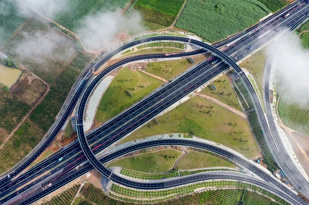 阳朔至鹿寨高速公路2.jpg im电竞