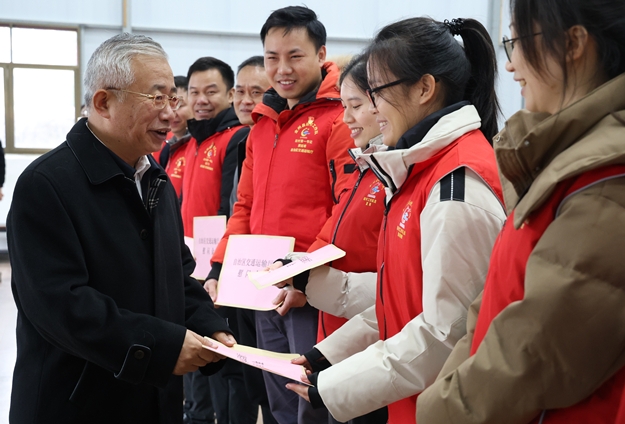 625刘可在全州公路养护中心慰问驻村工作队队员。.jpg im电竞