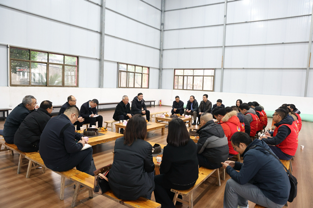 625刘可在全州公路养护中心与驻村工作队队员进行座谈。.jpg im电竞