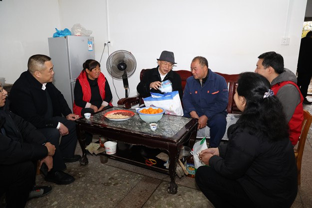 625刘可与全州县才湾镇金堂村帮扶联系户亲切交谈。.jpg im电竞