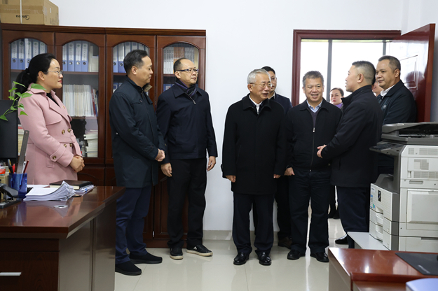 625刘可一行在自治区高速公路发展中心桂林分中心了解职工工作生活情况。.jpg im电竞