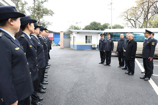 625刘可一行在自治区交通运输综合行政执法局第四支队慰问交通运输综合行政执法一线职工。.jpg im电竞